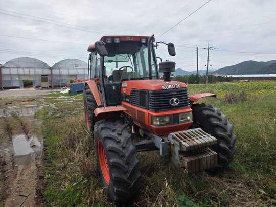 Kubota Tractor M125 (125hp) 앞좌측면