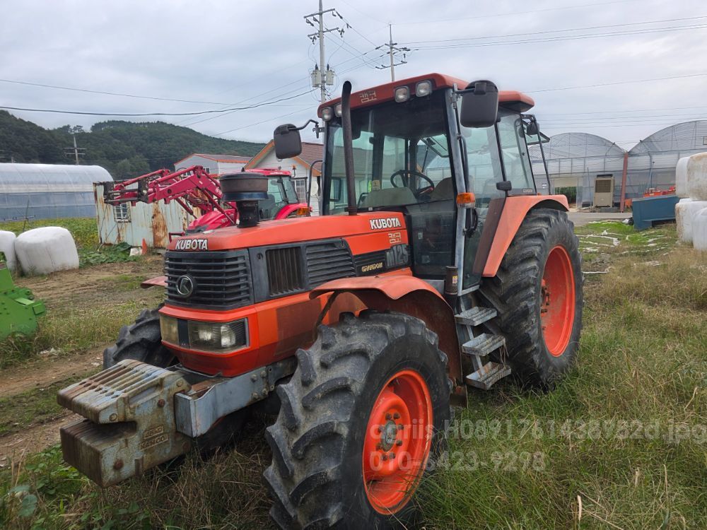 Kubota Tractor M125 (125hp) 뒤우측면
