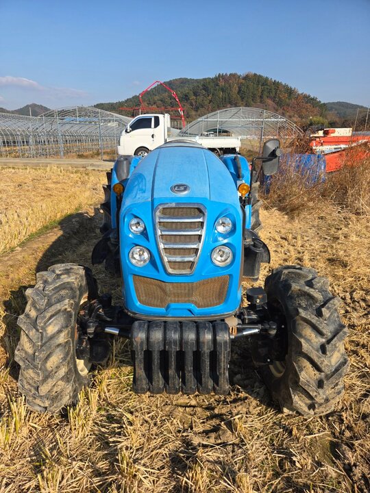 LS 트랙터 XR4155 (55.7마력) 앞좌측면