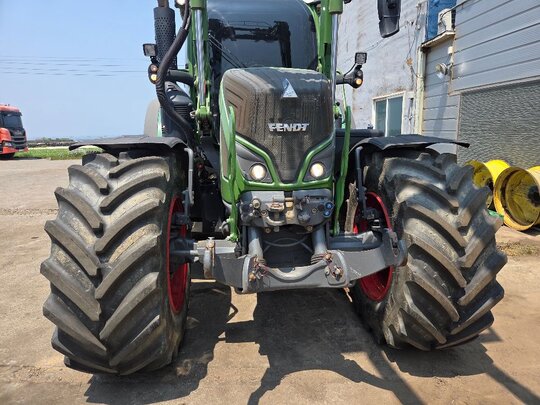 FENDT  트랙터 724 (240마력) 앞좌측면