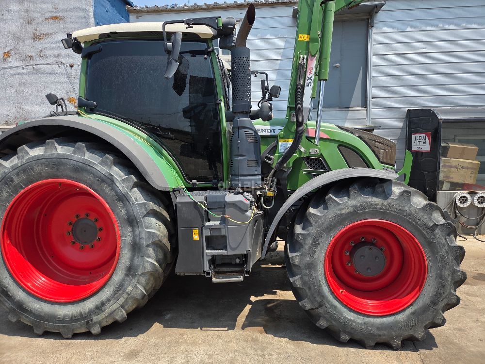 FENDT  트랙터 724 (240마력) 뒤우측면