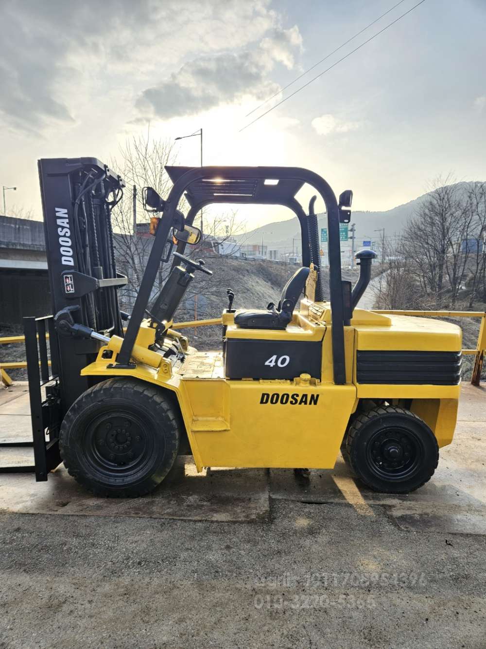 Doosan Forklift 두산 디젤 4톤 중고지게차 3단마스트  뒤우측면