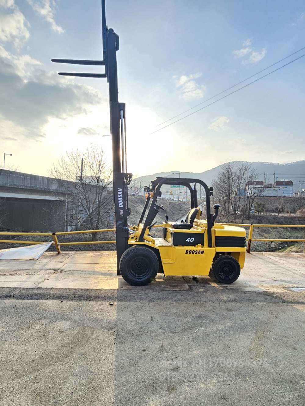 Doosan Forklift 두산 디젤 4톤 중고지게차 3단마스트  측면