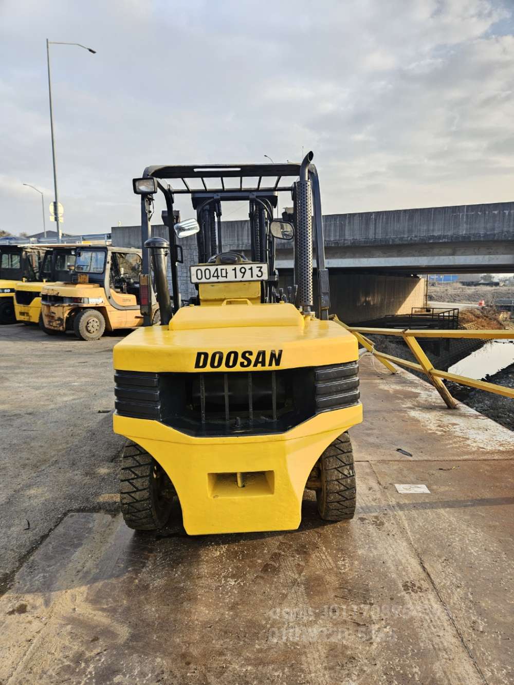 Doosan Forklift 두산 디젤 4톤 중고지게차 3단마스트  엔진내부