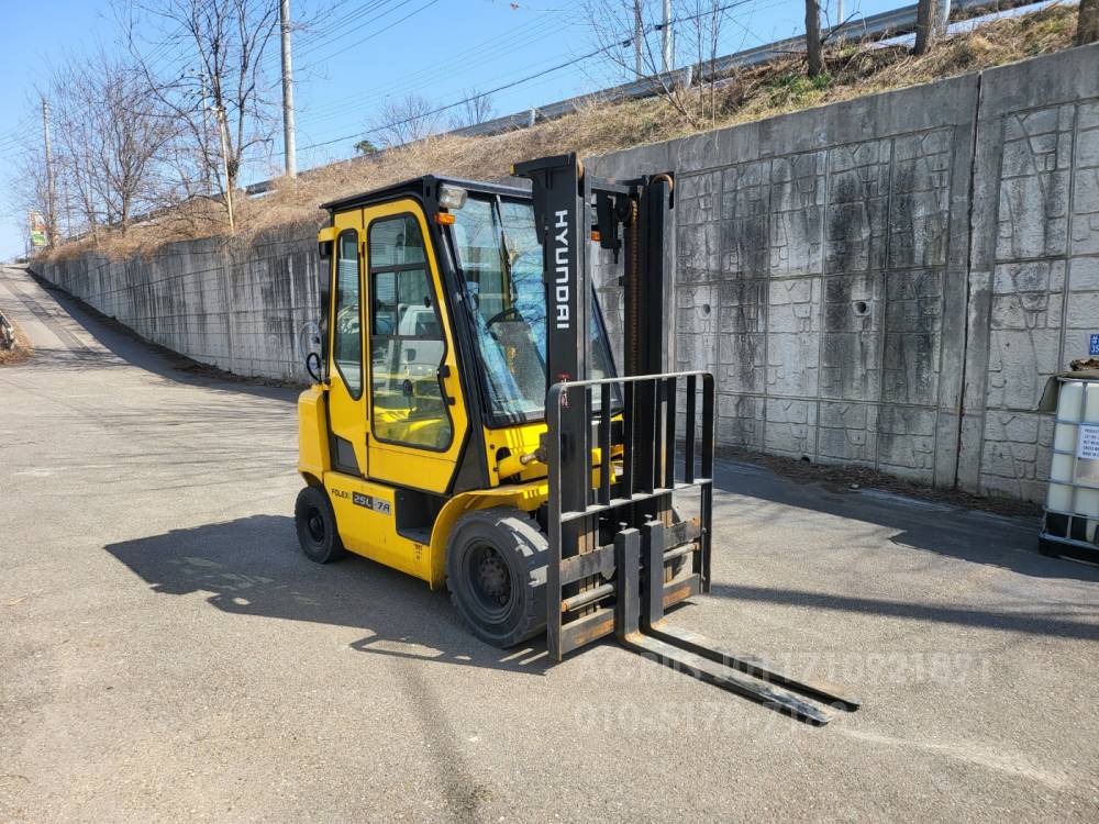 Hyundai Forklift 중고지게차 현대 포렉스 25L-7A  LPG 지게차 자동발캐빈통타이어  엔진내부