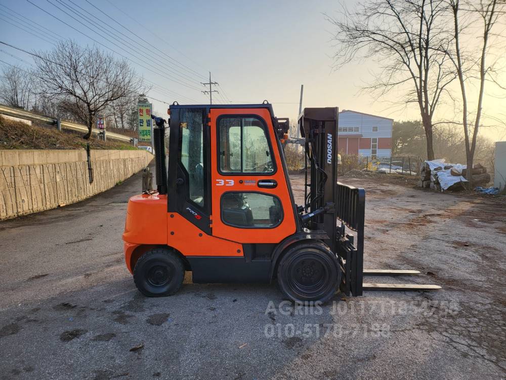 Doosan Forklift 중고지게차 두산 D33S-5 디젤 지게차 3단마스트.편개식자동발.캐빈.더블타이어등  앞좌측면