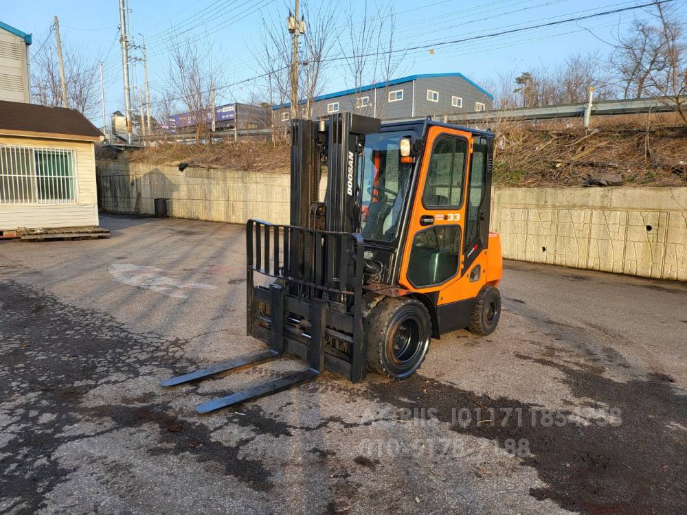 Doosan Forklift 중고지게차 두산 D33S-5 디젤 지게차 3단마스트.편개식자동발.캐빈.더블타이어등  뒤우측면