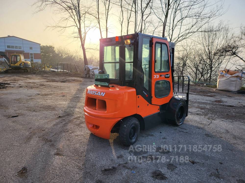 Doosan Forklift 중고지게차 두산 D33S-5 디젤 지게차 3단마스트.편개식자동발.캐빈.더블타이어등  측면