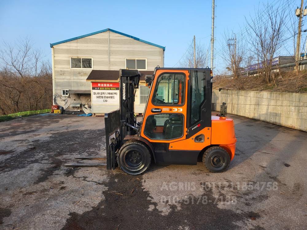 Doosan Forklift 중고지게차 두산 D33S-5 디젤 지게차 3단마스트.편개식자동발.캐빈.더블타이어등  운전석