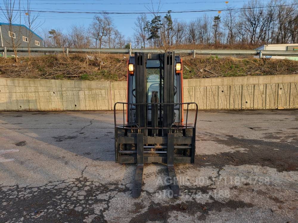 Doosan Forklift 중고지게차 두산 D33S-5 디젤 지게차 3단마스트.편개식자동발.캐빈.더블타이어등  엔진내부