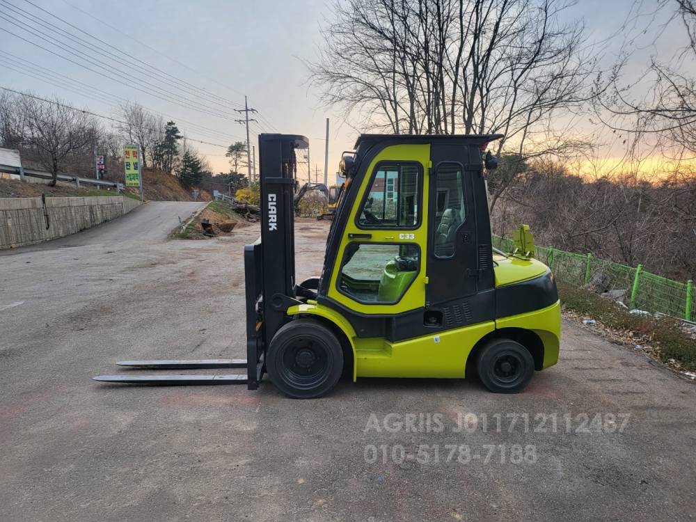 Clark Forklift 중고지게차 클라크 C33D 디젤 3.3톤 지게차 캐빈.통타이어.후방카메라  뒤우측면