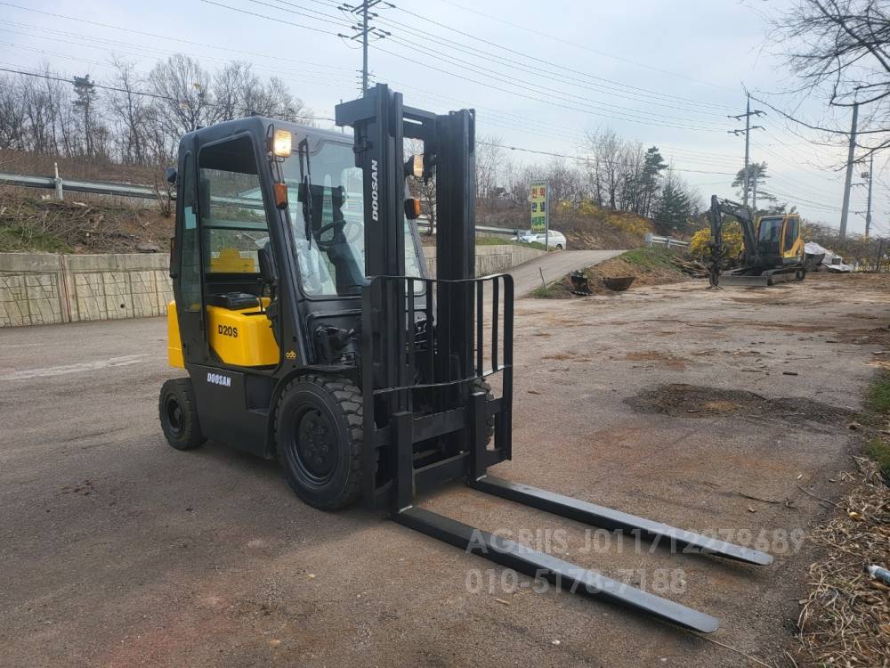 Doosan Forklift 중고지게차 두산 D20S-3 디젤 2톤 지게차  측면