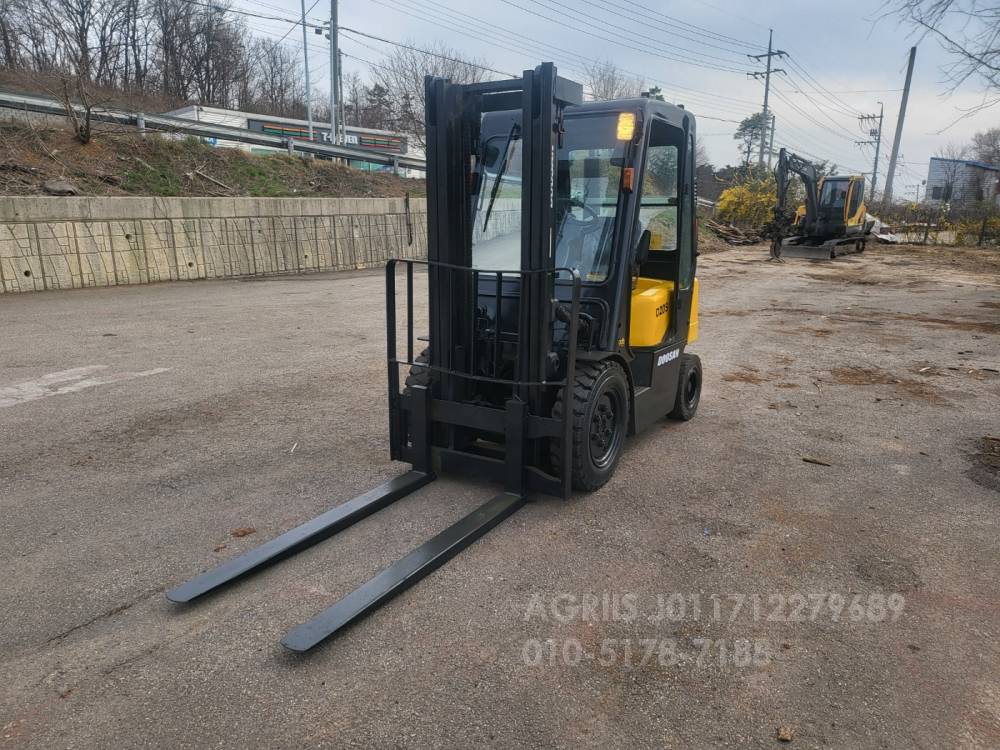 Doosan Forklift 중고지게차 두산 D20S-3 디젤 2톤 지게차  운전석