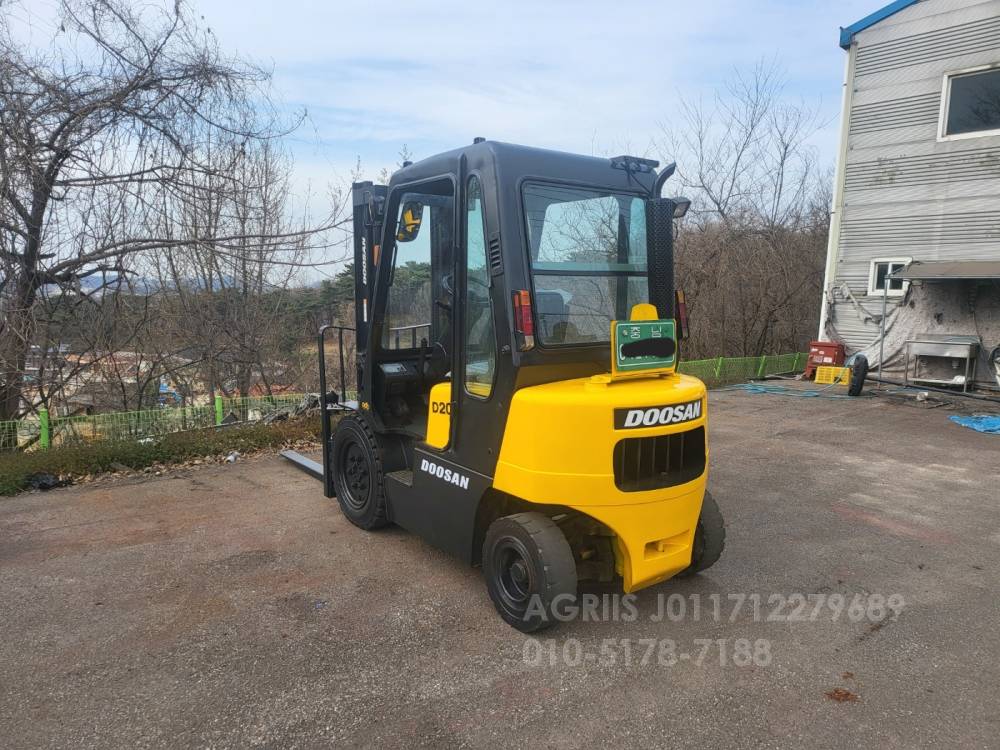 Doosan Forklift 중고지게차 두산 D20S-3 디젤 2톤 지게차  엔진내부