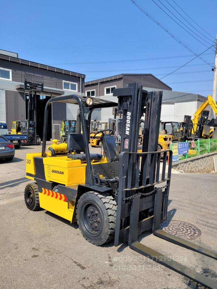 Doosan Forklift 두산LD3톤중고지게차  운전석