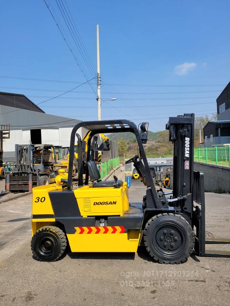 Doosan Forklift 두산LD3톤중고지게차  엔진내부