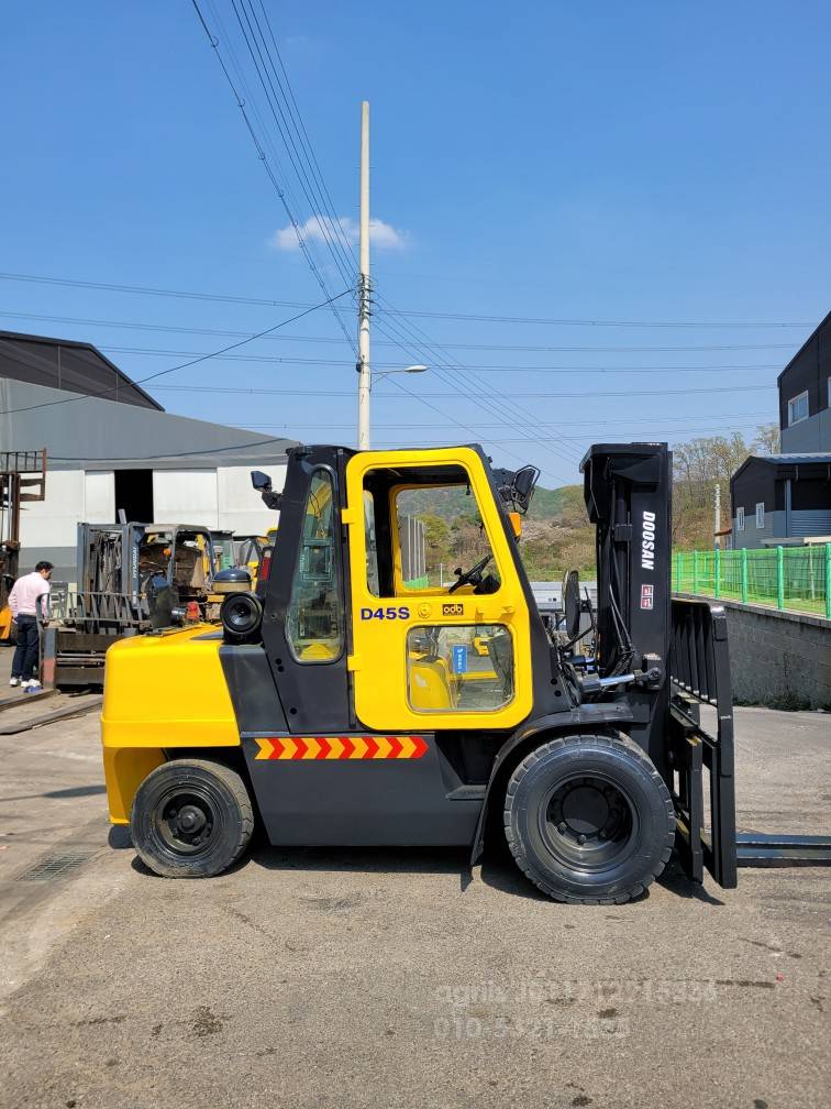 두산 지게차 두산4.5톤사이드쉬프트중고지게차 엔진내부