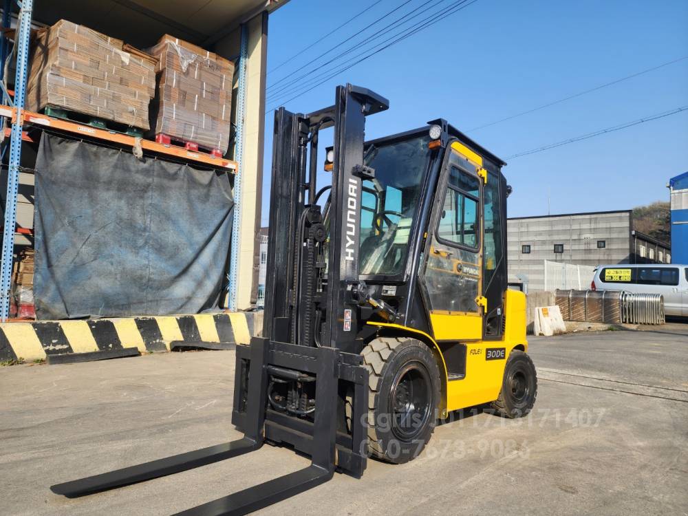 Hyundai Forklift 포렉스 30DE 뿔뿌리 사이드 캐빈식 통타이어  앞좌측면