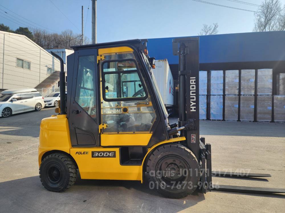 Hyundai Forklift 포렉스 30DE 뿔뿌리 사이드 캐빈식 통타이어  엔진내부