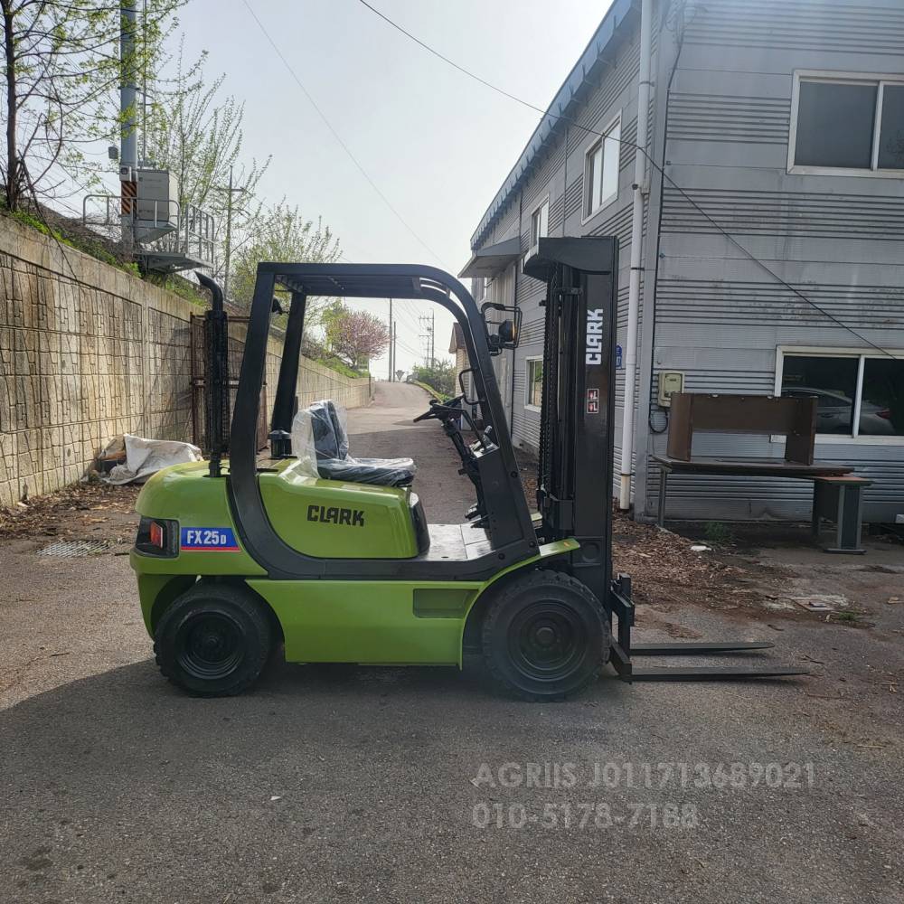 Clark Forklift 중고지게차 클라크 FX253D 디젤 지게차3단.통타이어  뒤우측면