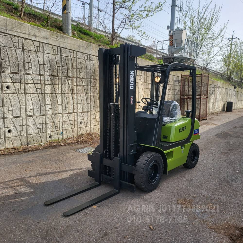 Clark Forklift 중고지게차 클라크 FX253D 디젤 지게차3단.통타이어  측면