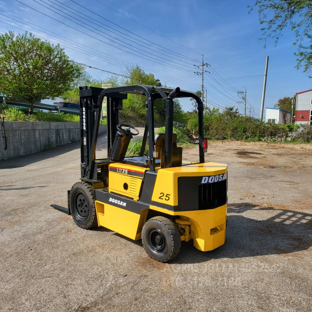 Doosan Forklift 중고지게차  두산 LD25S 디젤 2.5톤 지게차  측면