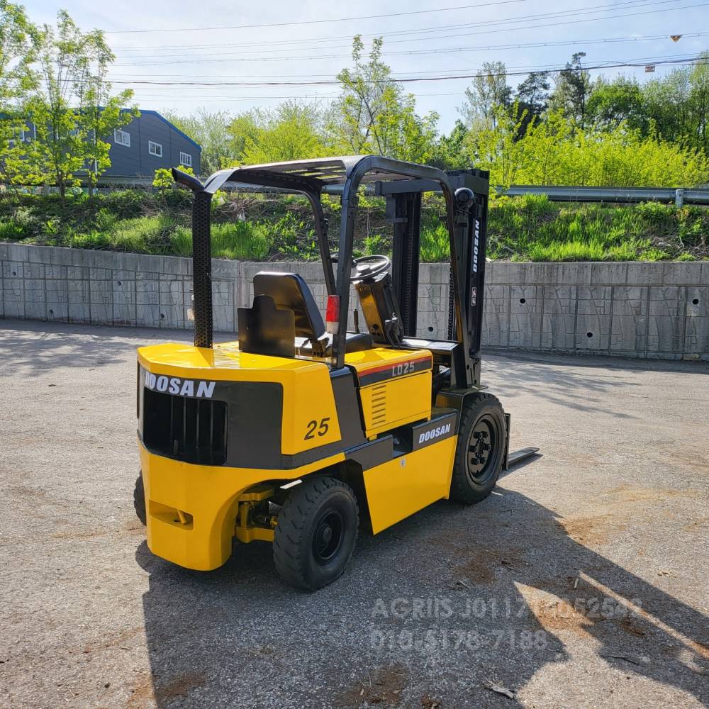 Doosan Forklift 중고지게차  두산 LD25S 디젤 2.5톤 지게차  엔진내부