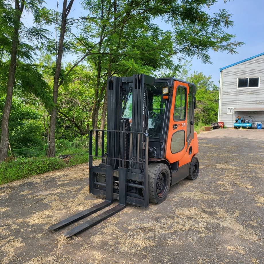 Doosan Forklift 중고지게차 D33S-5 디젤 지게차  3단마스트 편개식자동발 캐빈  뒤우측면