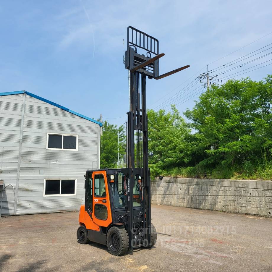 Doosan Forklift 중고지게차 D33S-5 디젤 지게차  3단마스트 편개식자동발 캐빈  측면