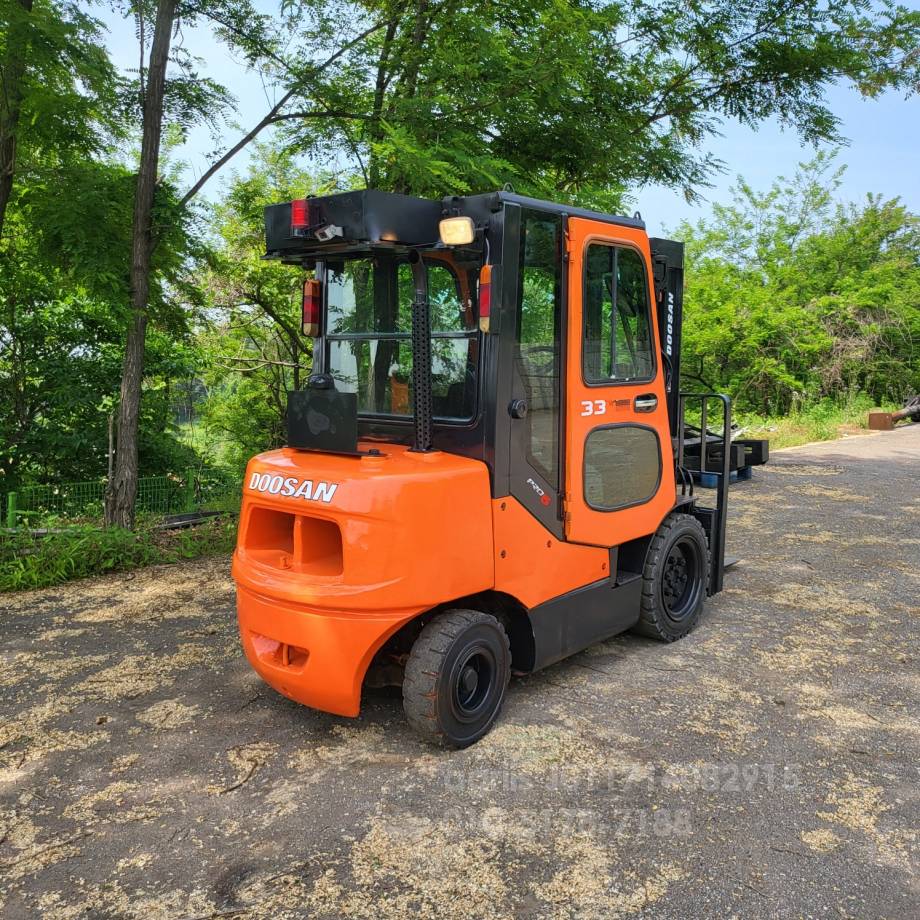 Doosan Forklift 중고지게차 D33S-5 디젤 지게차  3단마스트 편개식자동발 캐빈  운전석