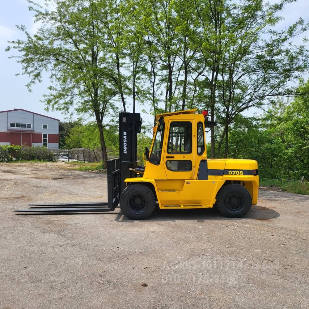 Doosan Forklift 중고지게차 D70S 디젤 7톤 지게차 자동발.캐빈.장발포크등 풀옵션  앞좌측면