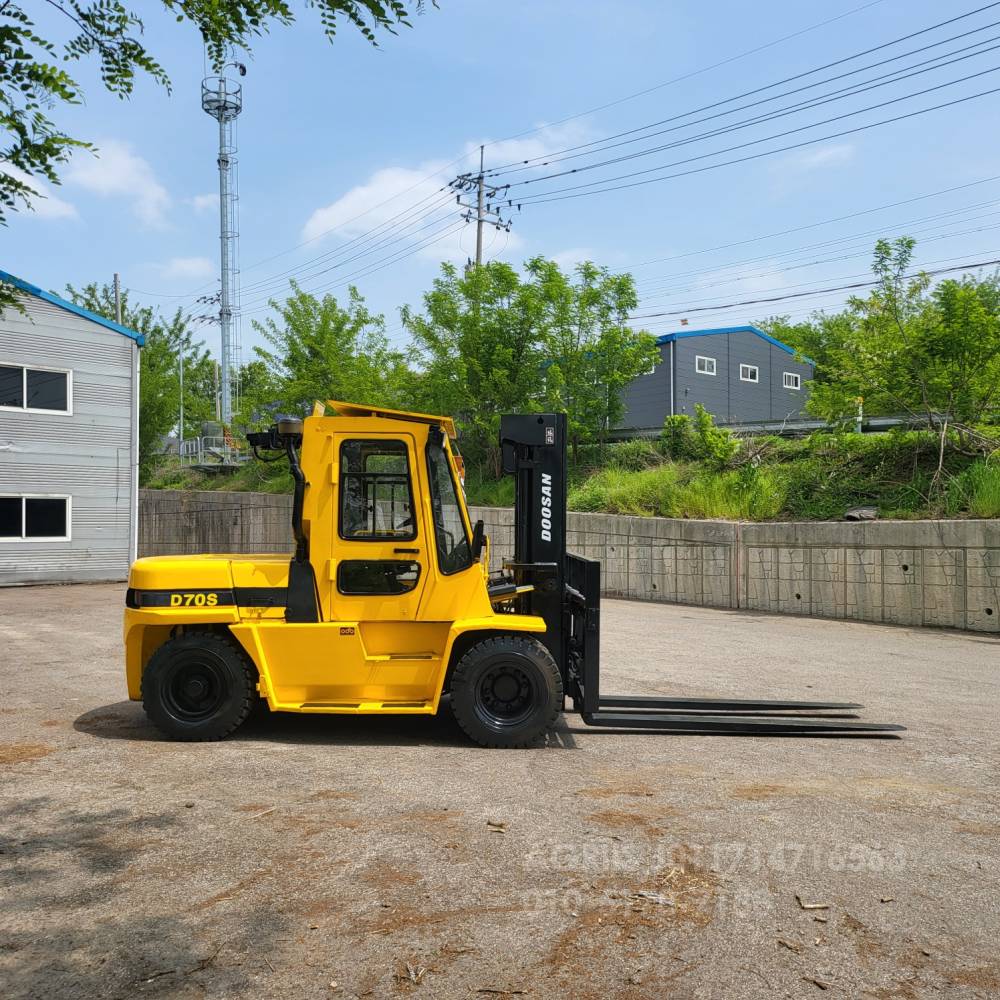 Doosan Forklift 중고지게차 D70S 디젤 7톤 지게차 자동발.캐빈.장발포크등 풀옵션  뒤우측면