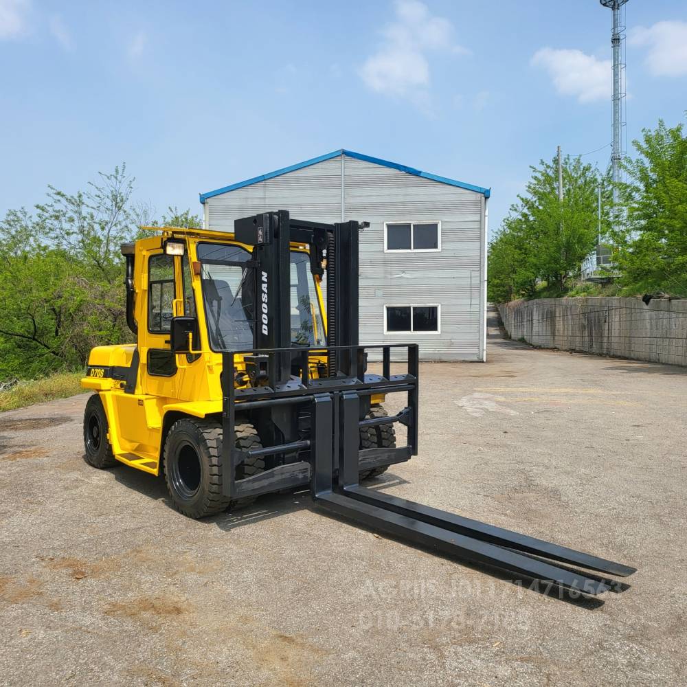 Doosan Forklift 중고지게차 D70S 디젤 7톤 지게차 자동발.캐빈.장발포크등 풀옵션  측면