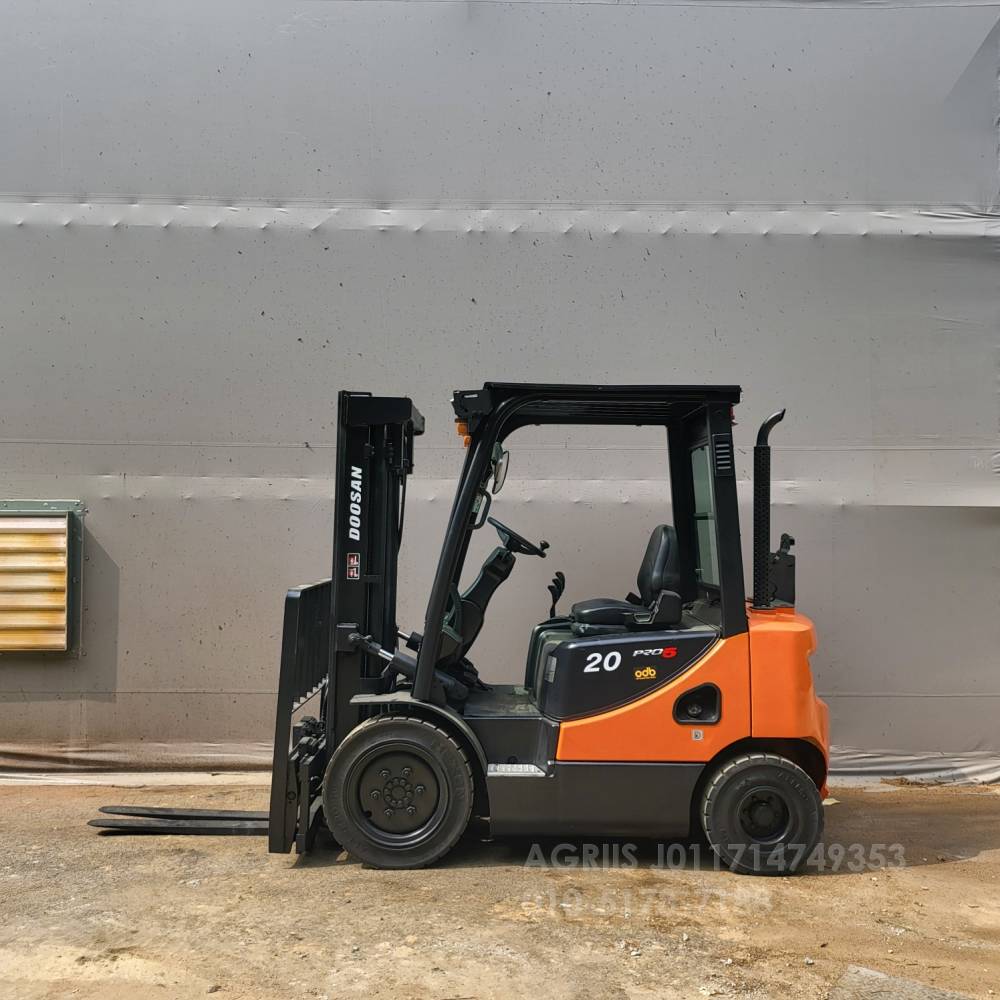 Doosan Forklift 중고지게차 두산 D20SE-7 디젤 2톤 지게차 자동발 통타이어  앞좌측면