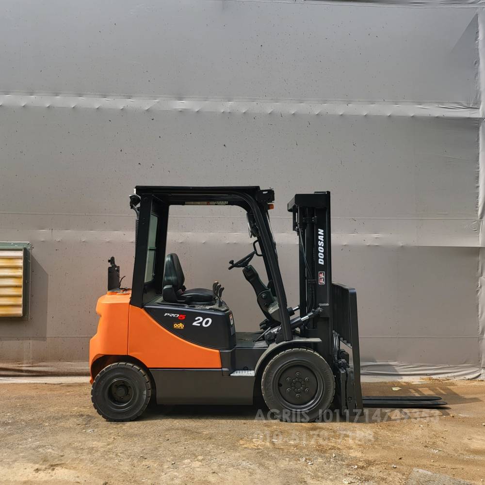 Doosan Forklift 중고지게차 두산 D20SE-7 디젤 2톤 지게차 자동발 통타이어  뒤우측면