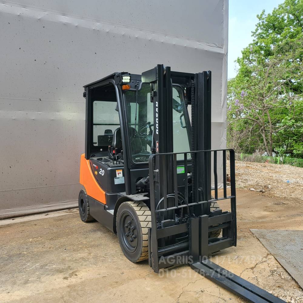 Doosan Forklift 중고지게차 두산 D20SE-7 디젤 2톤 지게차 자동발 통타이어  측면