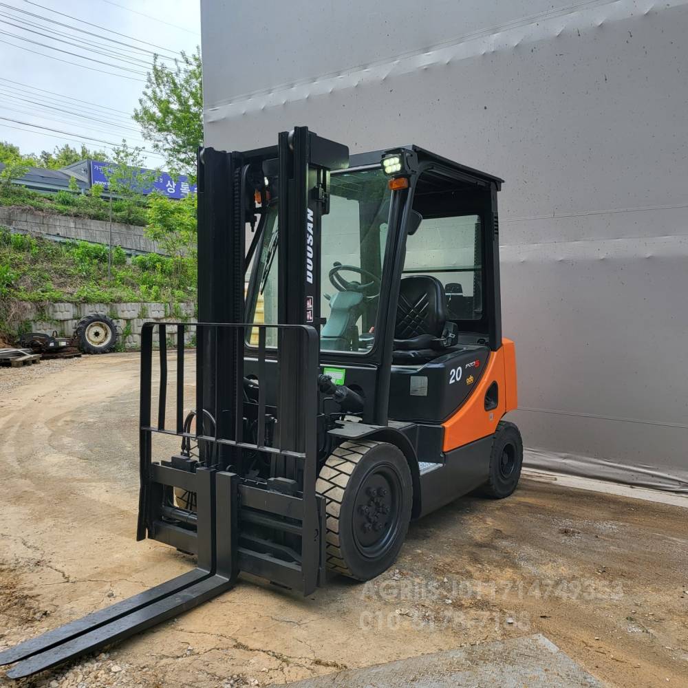 Doosan Forklift 중고지게차 두산 D20SE-7 디젤 2톤 지게차 자동발 통타이어  운전석