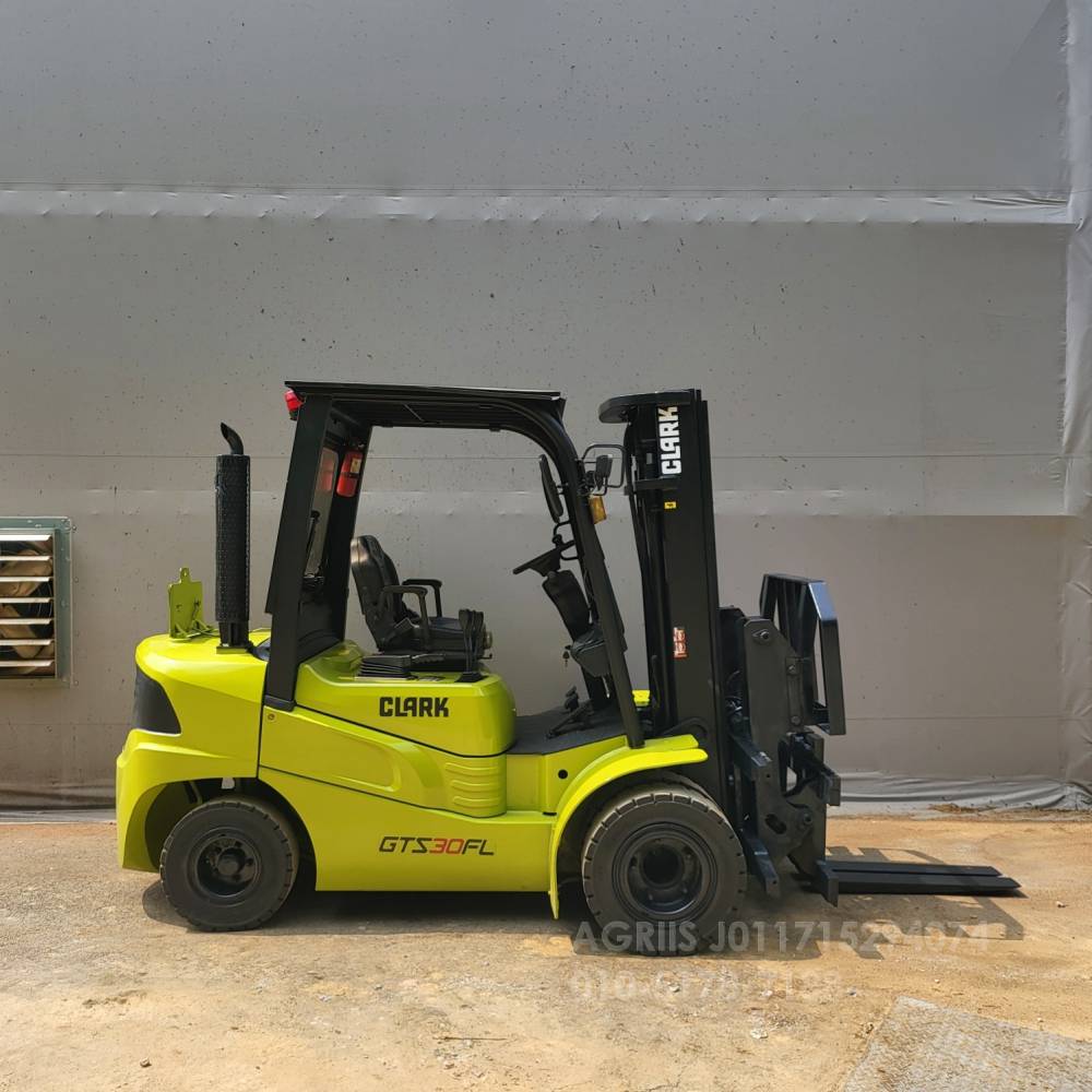 Clark Forklift 중고지게차  클라크 GTS30DS 디젤 3톤 지게차 3단더블.힌지드.통타이어  앞좌측면