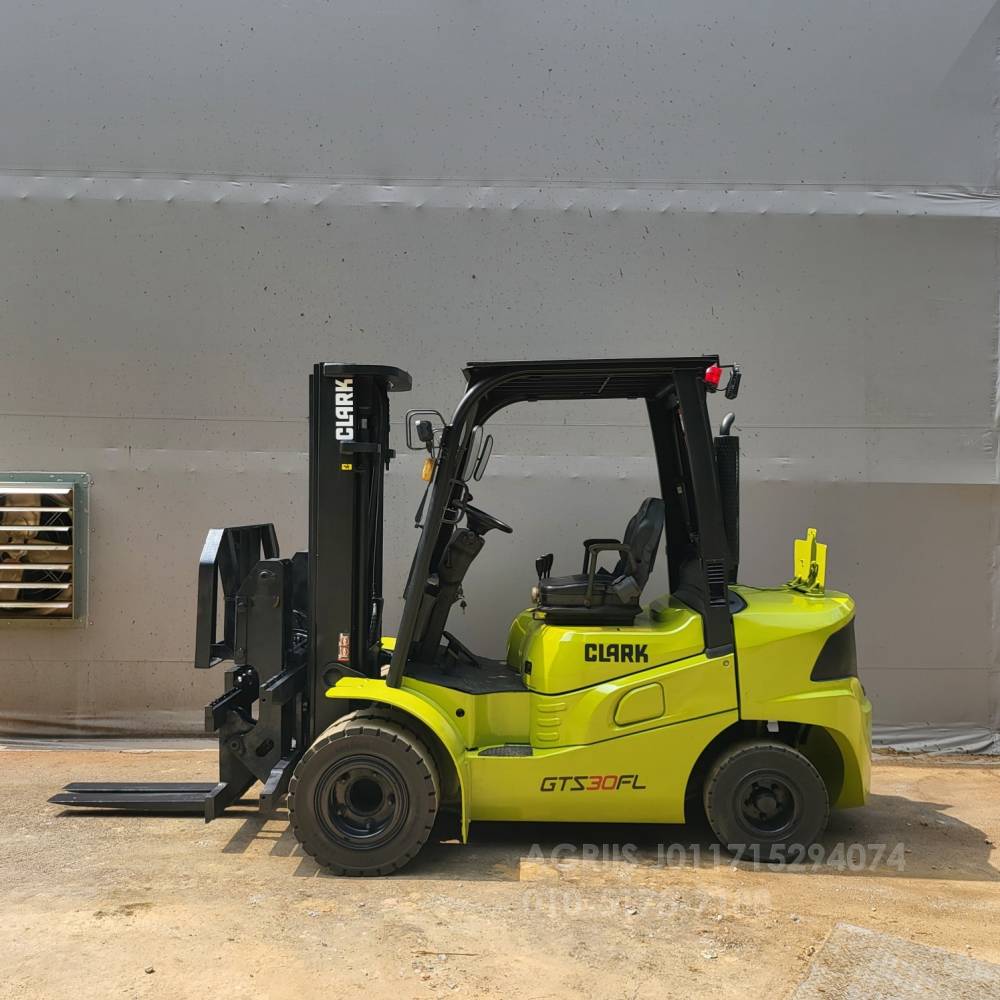 Clark Forklift 중고지게차  클라크 GTS30DS 디젤 3톤 지게차 3단더블.힌지드.통타이어  뒤우측면