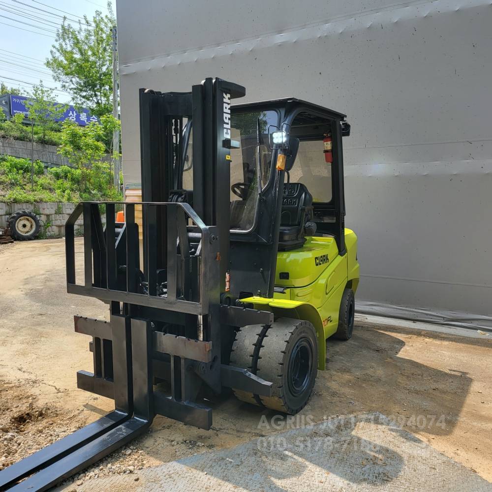 Clark Forklift 중고지게차  클라크 GTS30DS 디젤 3톤 지게차 3단더블.힌지드.통타이어  측면