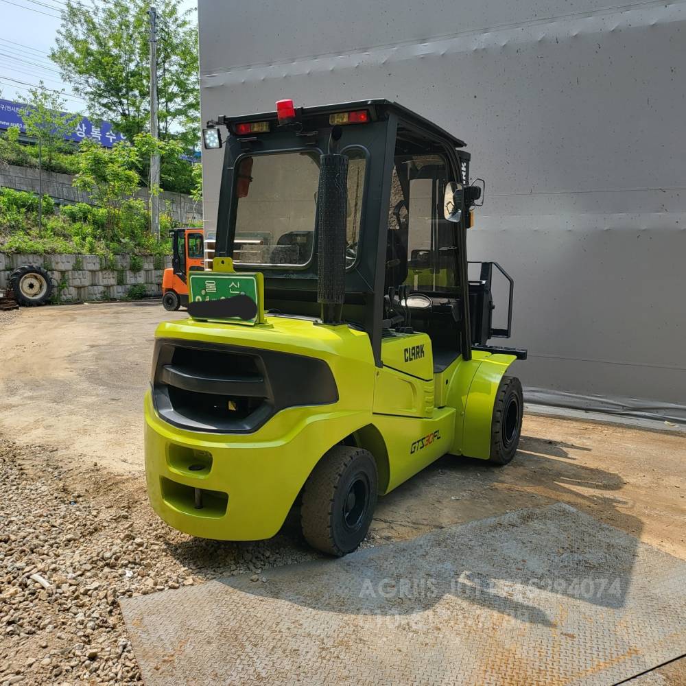 Clark Forklift 중고지게차  클라크 GTS30DS 디젤 3톤 지게차 3단더블.힌지드.통타이어  엔진내부