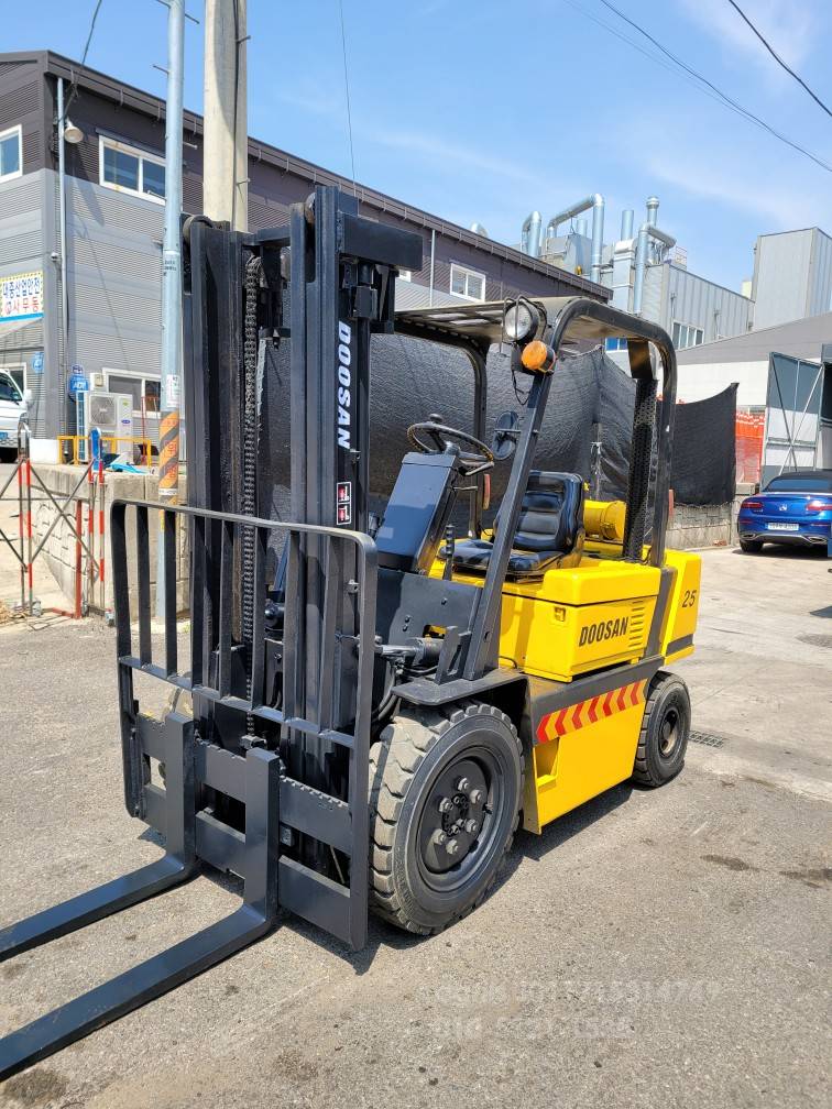 Doosan Forklift 두산LD2.5톤중고지게차  앞좌측면