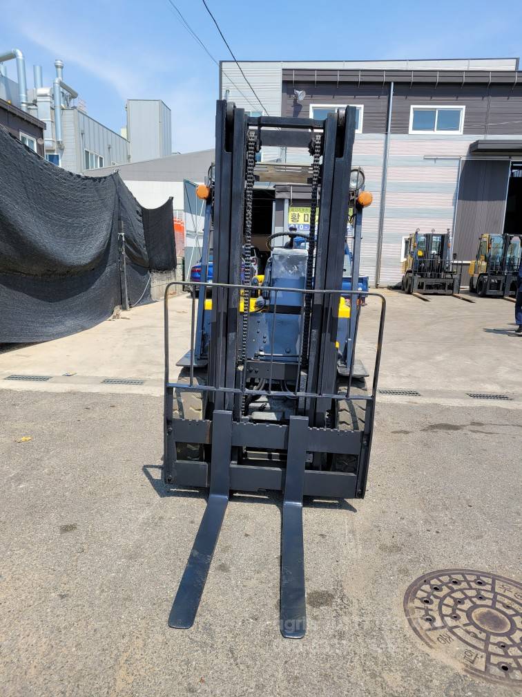 Doosan Forklift 두산LD2.5톤중고지게차  측면