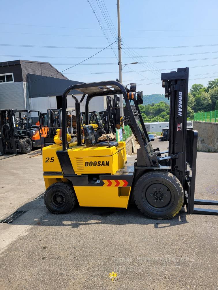 Doosan Forklift 두산LD2.5톤중고지게차  엔진내부