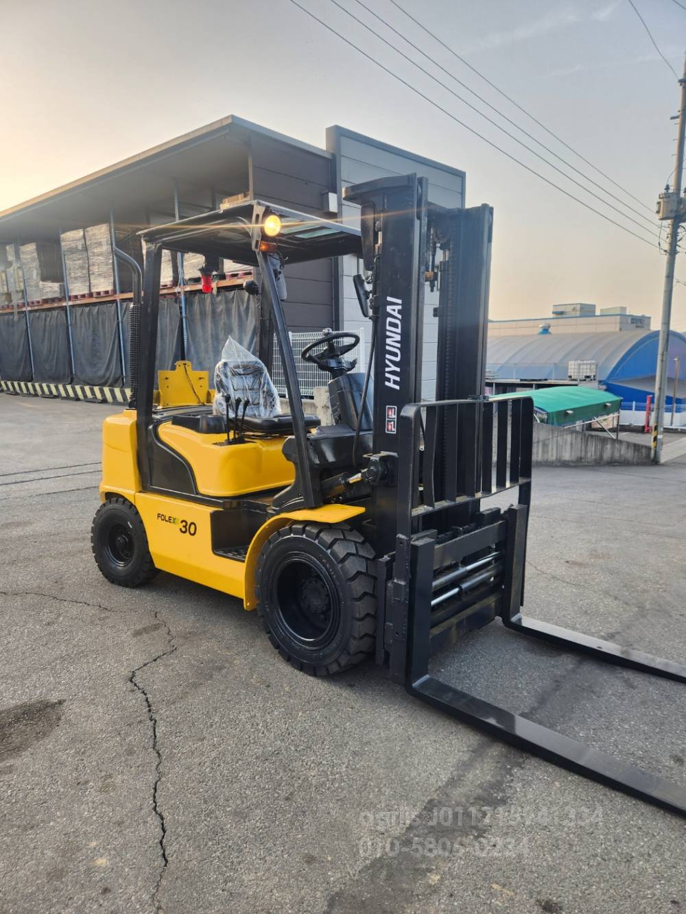 Hyundai Forklift 포렉스 3톤 자동발 지게차  뒤우측면