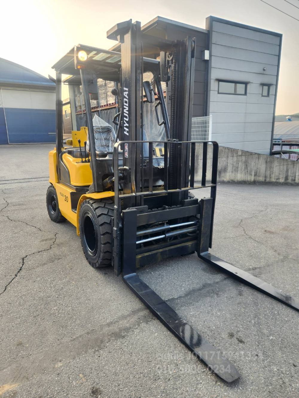 Hyundai Forklift 포렉스 3톤 자동발 지게차  측면