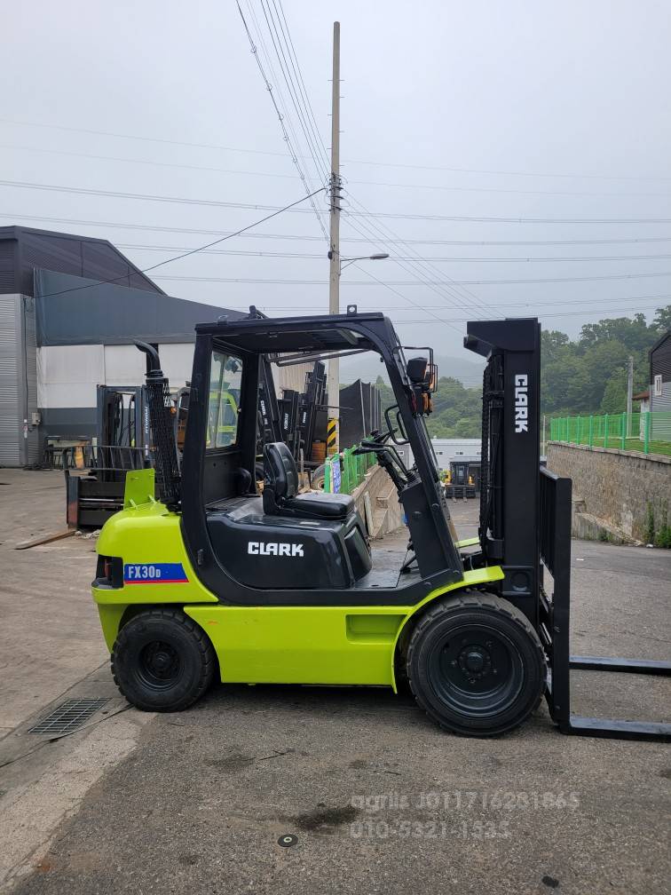 Clark Forklift FX3톤자동발중고지게차  엔진내부