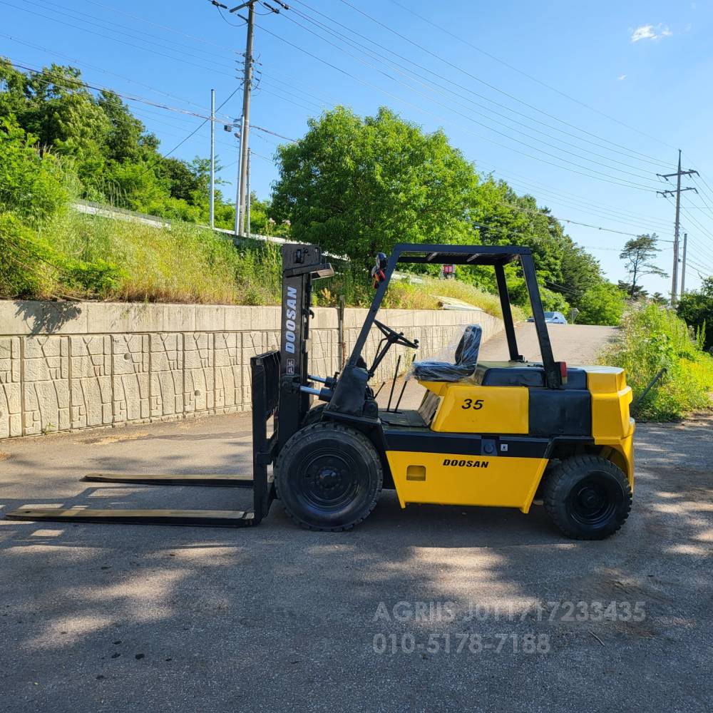 Doosan Forklift 중고지게차 두산 FD35M 디젤  지게차  뒤우측면