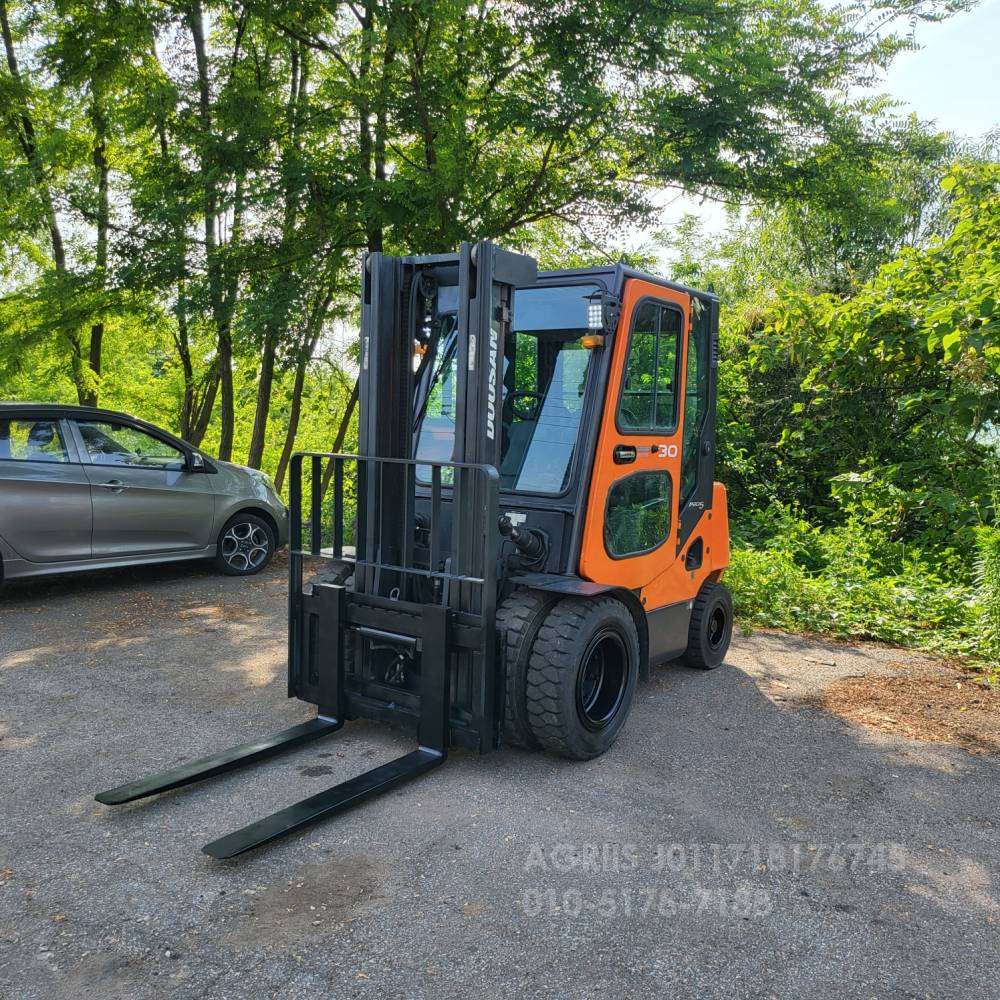 두산 지게차 중고지게차 두산 D30S-5 디젤 지게차캐빈.더블타이어.사이드쉬프트 뒤우측면