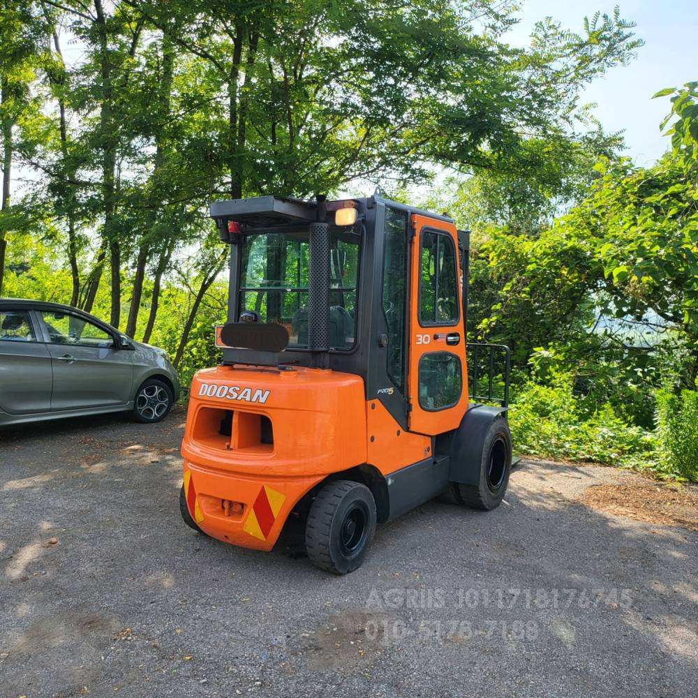 두산 지게차 중고지게차 두산 D30S-5 디젤 지게차캐빈.더블타이어.사이드쉬프트 측면